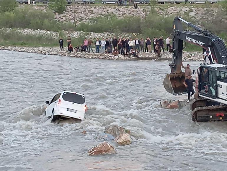 Dereye düşen hafif ticari araç, iş makineleriyle kurtarıldı: 2 yaralı