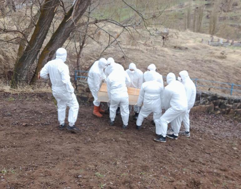 Kene ısırması sonrası öldü, mahalleli özel giysi giyerek toprağa verdi