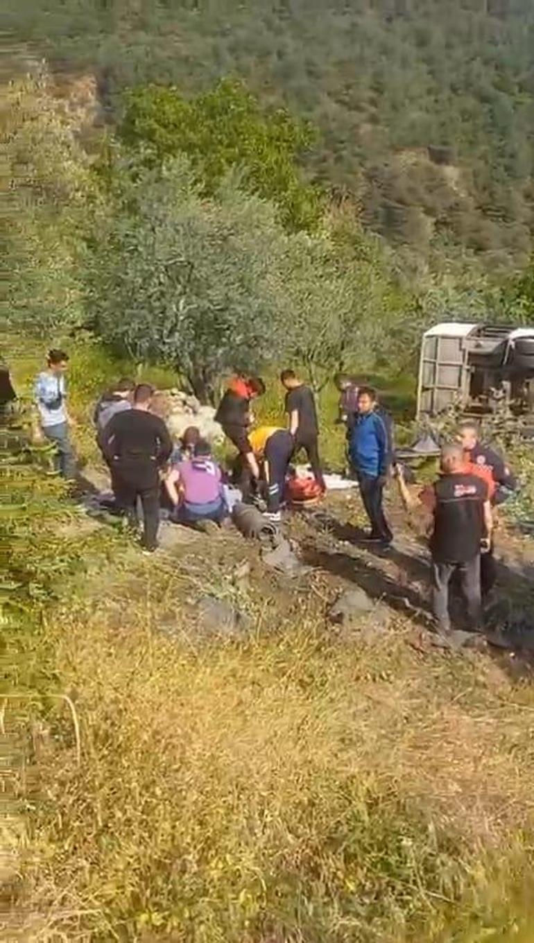 Pamukova'da, geziden dönen üniversitelilerin taşındığı midibüs şarampole devrildi: 12 yaralı