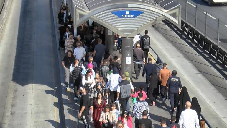 Avcılar’daki metrobüs üstgeçidinde izdihama dönen yoğunluk