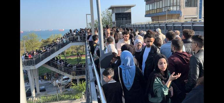 Avcılar’daki metrobüs üstgeçidinde izdihama dönen yoğunluk