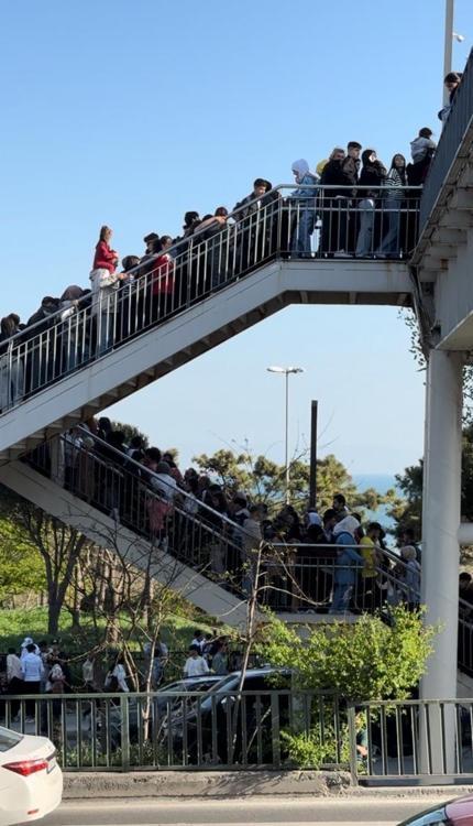 Avcılar’daki metrobüs üstgeçidinde izdihama dönen yoğunluk