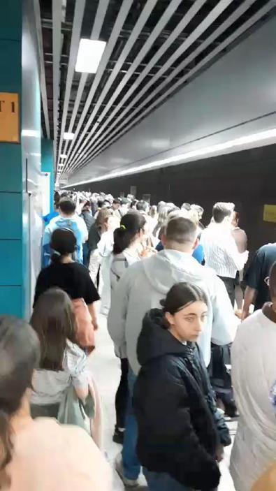 Avcılar’daki metrobüs üstgeçidinde izdihama dönen yoğunluk