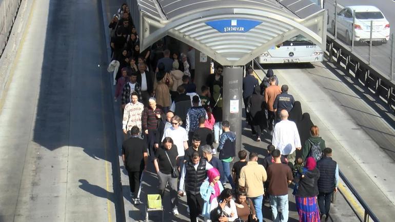 Avcılar’daki metrobüs üstgeçidinde izdihama dönen yoğunluk