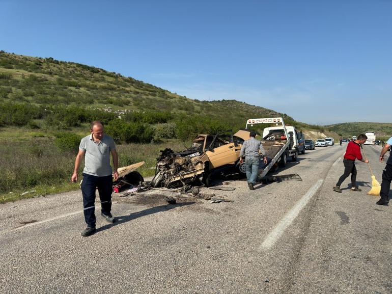 Balıkesir'de TIR'la çarpışan otomobil demir yığınına döndü; sürücü yaralandı, eşi ile oğlu öldü