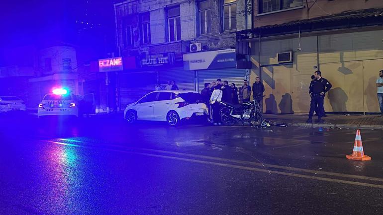 İzmir'de otomobille çarpışan motosikletli ağır yaralandı
