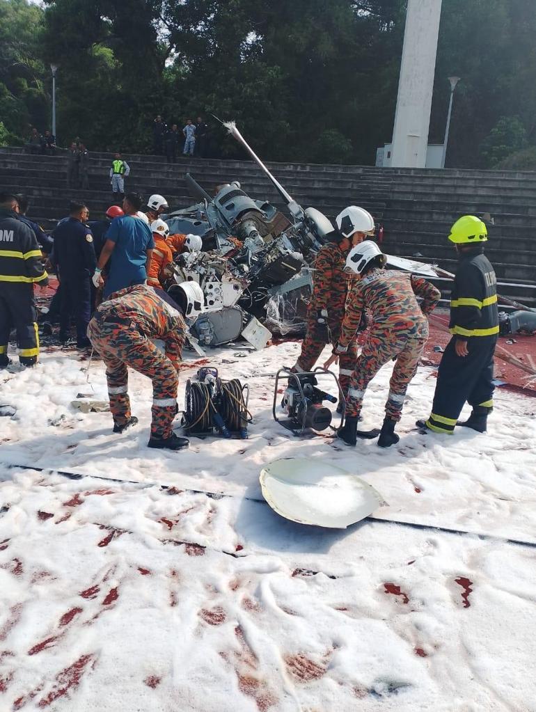 Malezya’da iki askeri helikopter çarpıştı: 10 ölü