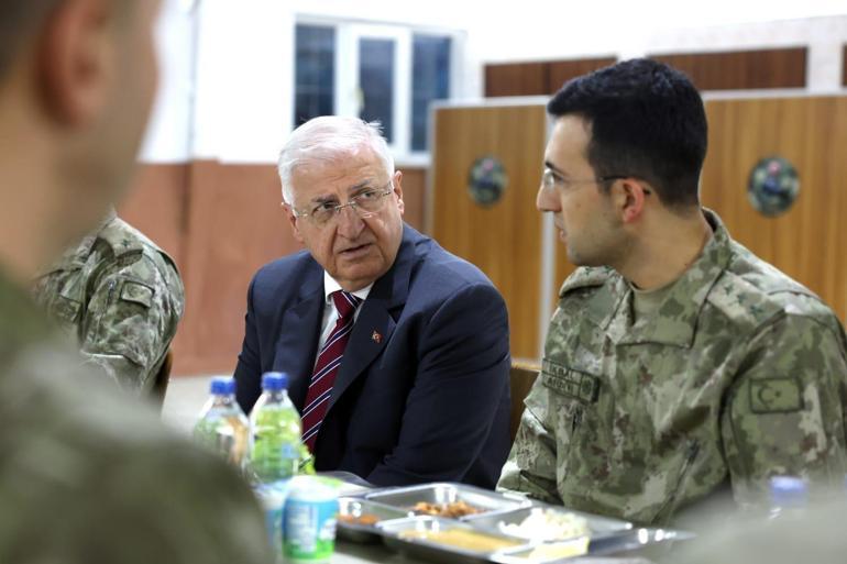 Bakan Güler, Şanlıurfa'da askerlerle iftar yaptı