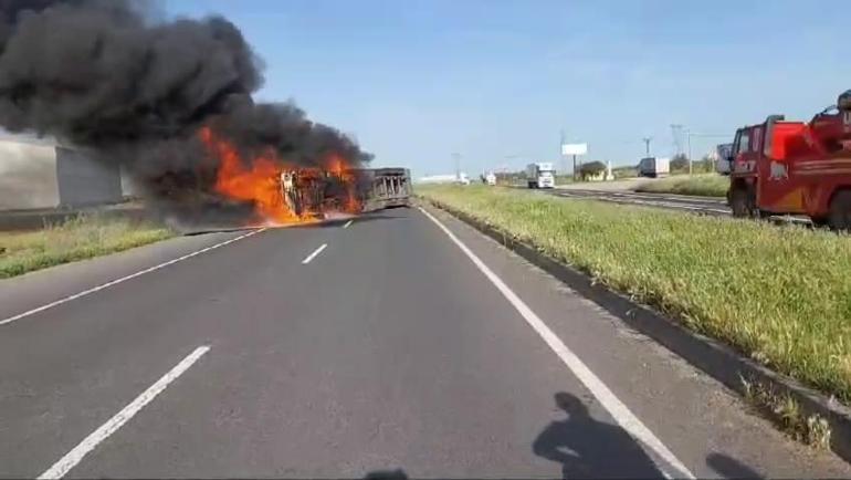 Mardin'de devrilerek yanan TIR’dan kendileri çıktılar; o anlar kamerada