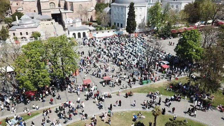 Ayasofya Camii'nde cuma namazı yoğunluğu