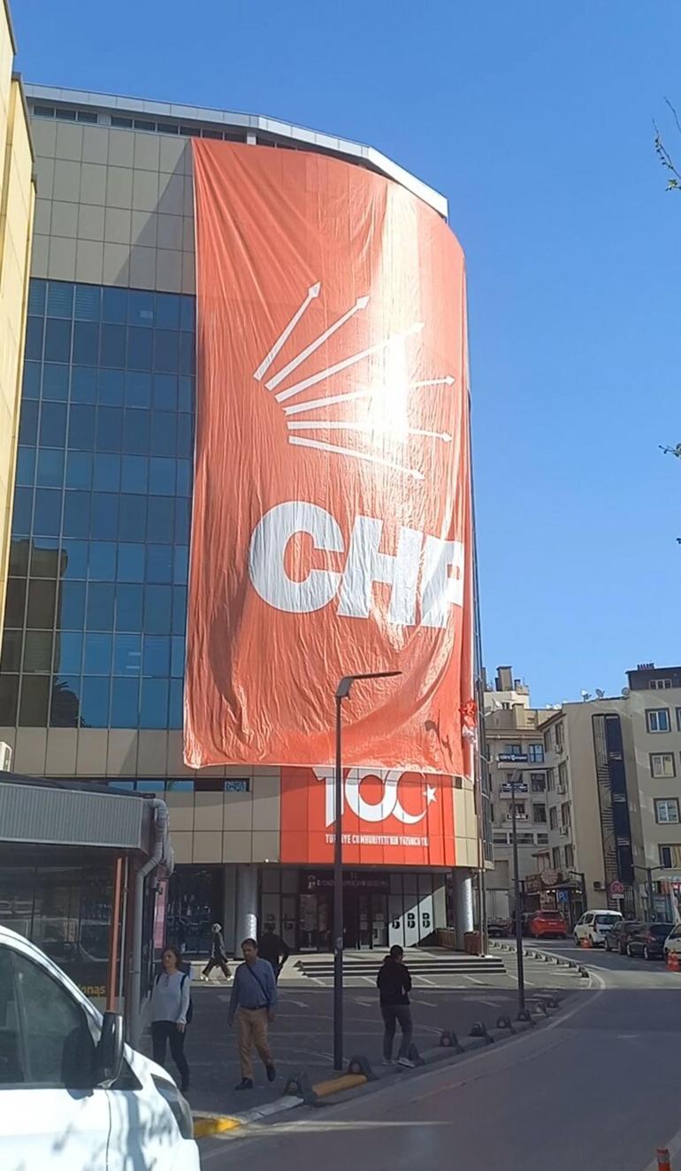 Balıkesir'de mazbatasını alan Akın: Belediye binasına CHP bayrağı asanlar hakkında suç duyurusunda bulunduk