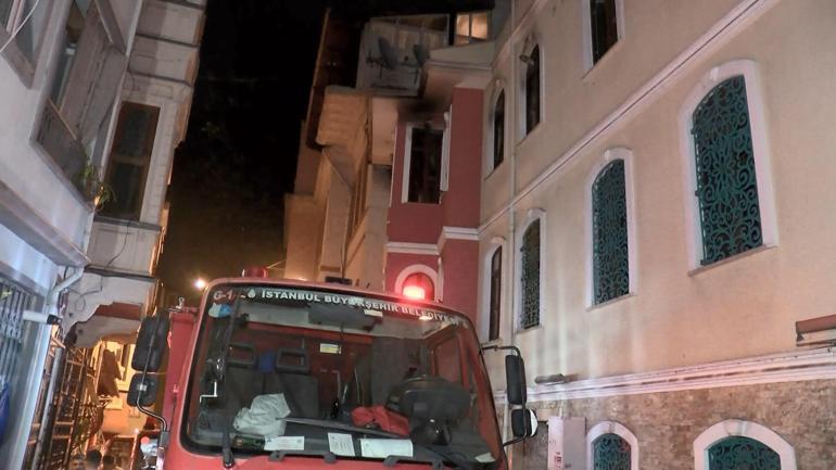 Fatih'te, 4 katlı binanın ikinci katında çıkan yangında 2 kişi dumandan etkilendi