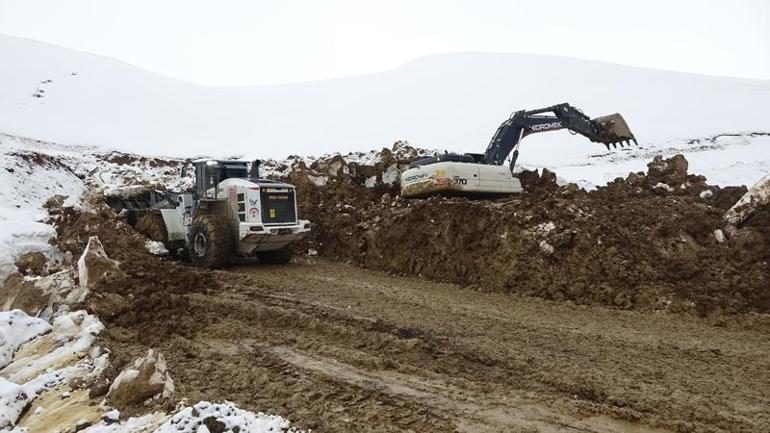 11 köy ve mezranın ulaşımının sağlandığı yol, heyelan nedeniyle kapandı