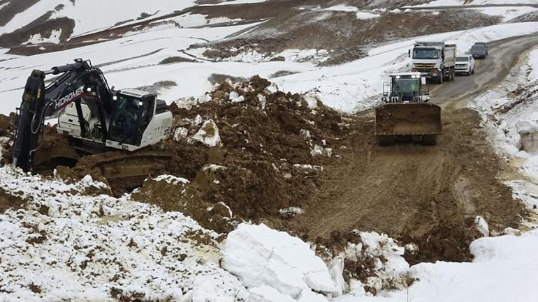 11 köy ve mezranın ulaşımının sağlandığı yol, heyelan nedeniyle kapandı