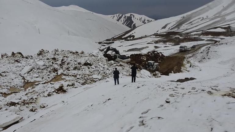 11 köy ve mezranın ulaşımının sağlandığı yol, heyelan nedeniyle kapandı