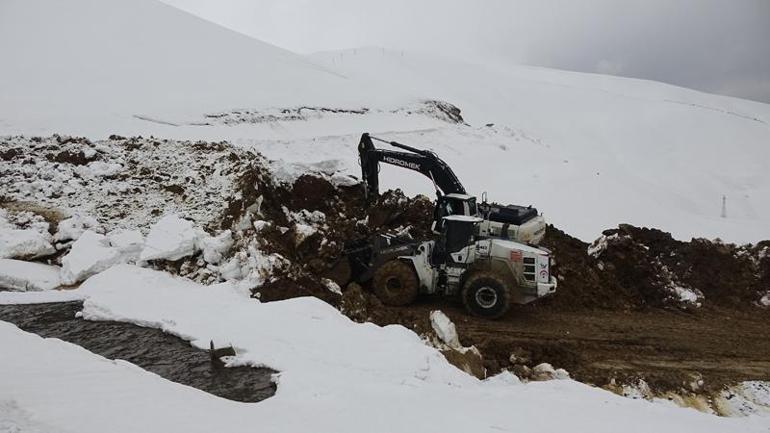 11 köy ve mezranın ulaşımının sağlandığı yol, heyelan nedeniyle kapandı