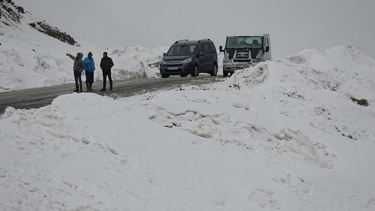 11 köy ve mezranın ulaşımının sağlandığı yol, heyelan nedeniyle kapandı