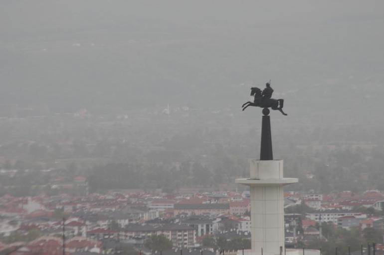 Bolu’da gökyüzünü toz bulutu kapladı