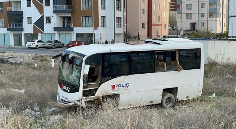 Kayseri'de hafif ticari araç ile işçi servisi çarpıştı: 5 yaralı