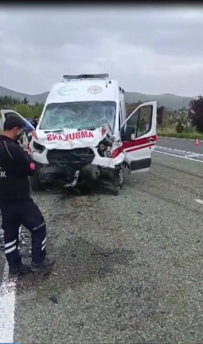 Ambulansla hafif ticari araç çarpıştı: 2’si polis, 7 yaralı