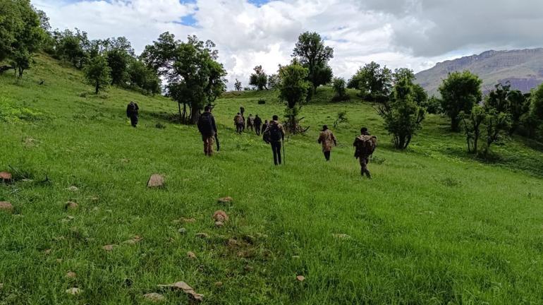 Şırnak'ta kayıp köylünün dağda çantası ve bastonu bulundu