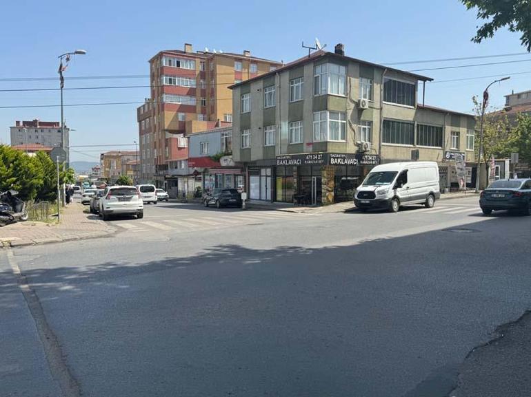 Ataşehir'de motorlu kurye ile otomobil kafa kafaya çarpıştı; kaza kamerada