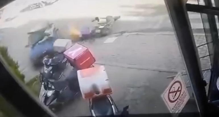 Ataşehir'de motorlu kurye ile otomobil kafa kafaya çarpıştı; kaza kamerada
