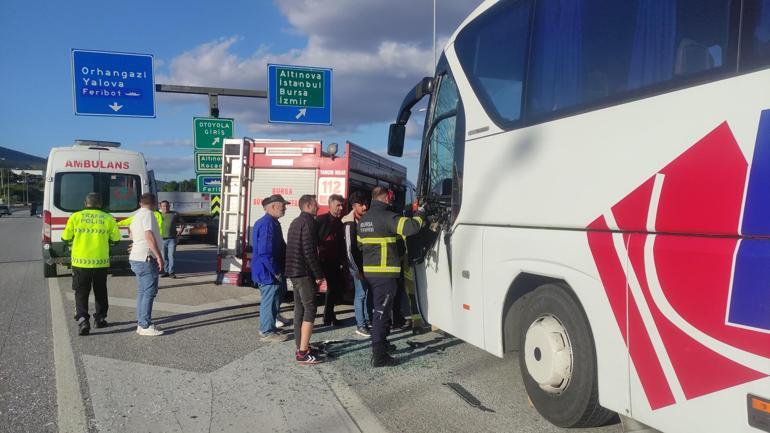 TIR'a arkadan çarpan yolcu otobüsünün sürücüsü sıkıştı; 38 yolcu kazayı yara almadan atlattı