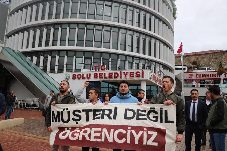 Bolu'da üniversite öğrencileri ulaşım zammını protesto etti