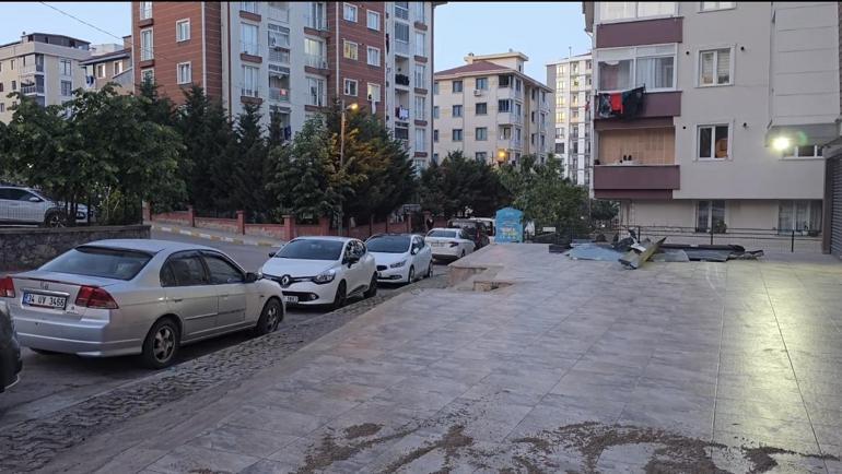 Pendik'te kaldırıma çıkan minibüs bir iş yerinin duvarına çarparak durabildi