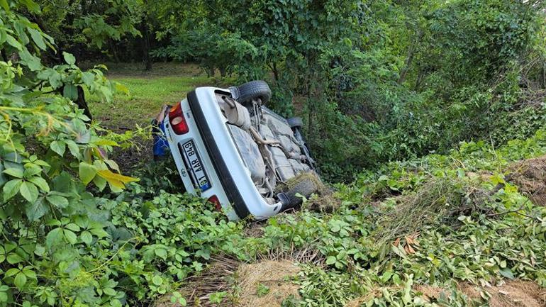 Bahçeye uçan otomobildeki 2 kişi yaralandı, kazaya bakanlar da zincirleme kaza yaptı