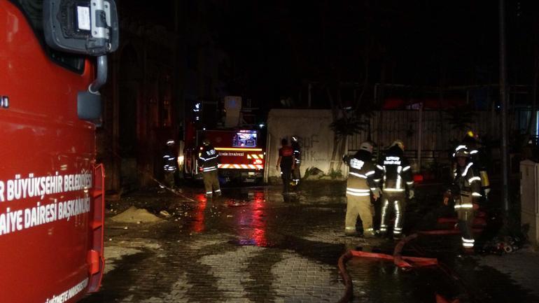 İzmir'de tarihi binada yangın; mahsur kalan kadın kurtarıldı