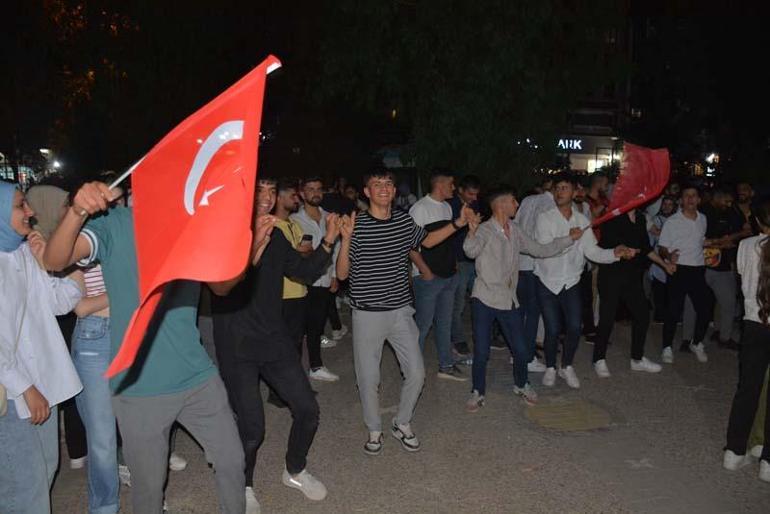 Silopi'de 300 metrelik Türk bayrağı ile fener alaylı gençlik yürüyüşü