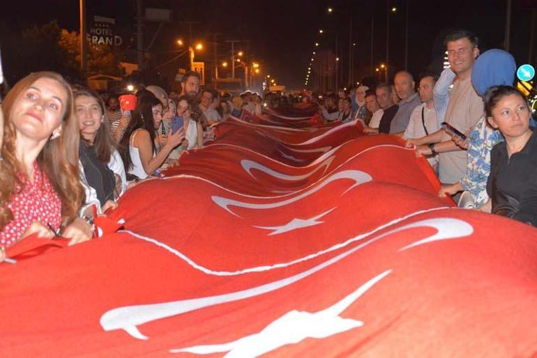 Silopi'de 300 metrelik Türk bayrağı ile fener alaylı gençlik yürüyüşü