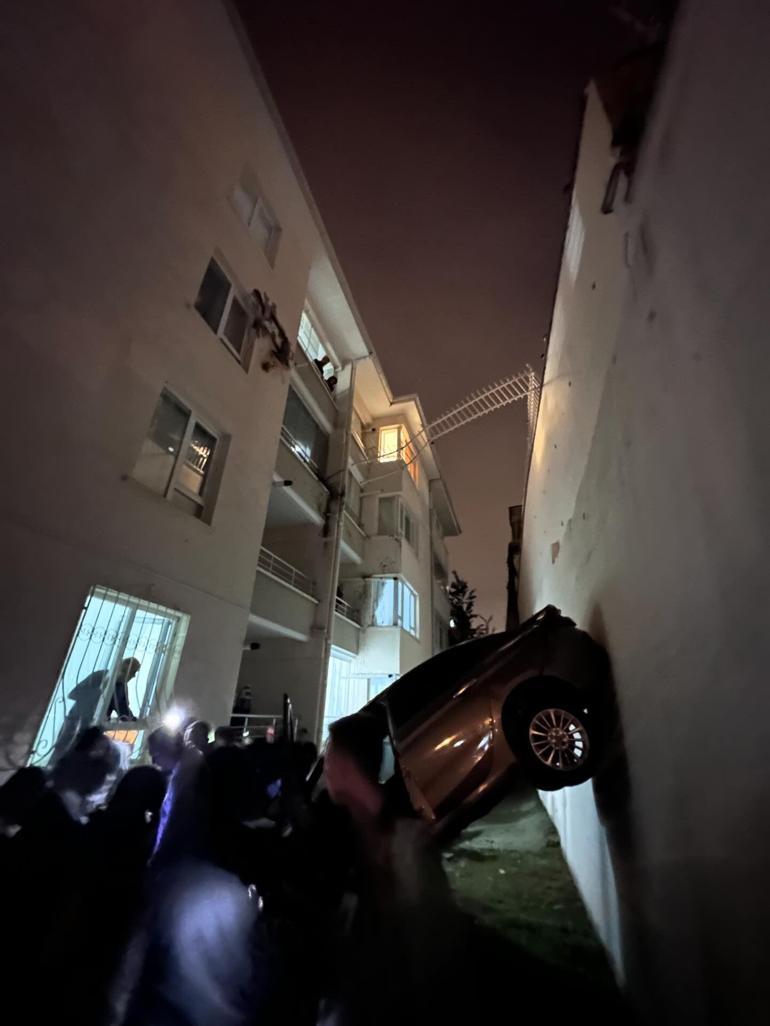 Kontrolden çıkıp otoparktan uçan otomobil, apartmanın 3'üncü katına çarptı