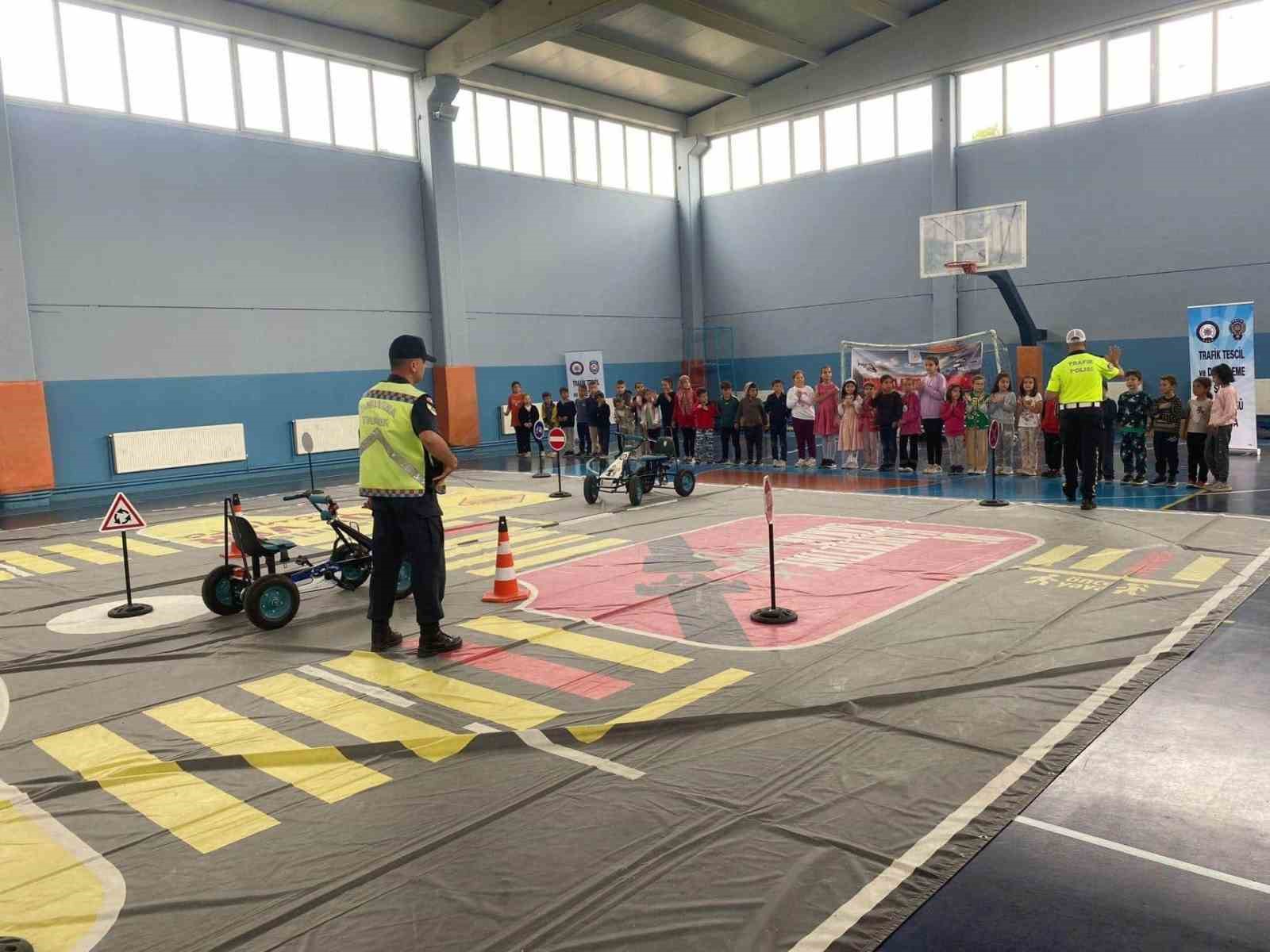 Hisarcık’ta ilkokul öğrencilerine uygulamalı ve teorik trafik eğitimi