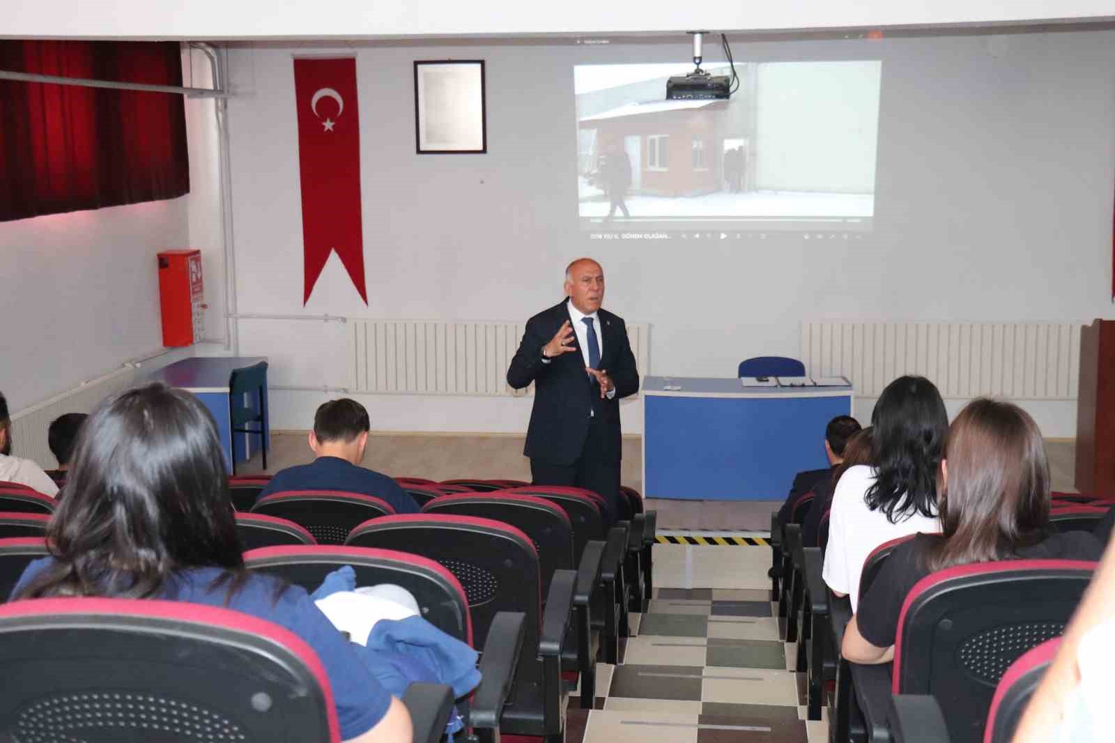 Belediye Başkanı Demirtaş, Hisarcık MYO’da kariyer dersinin konuğu oldu