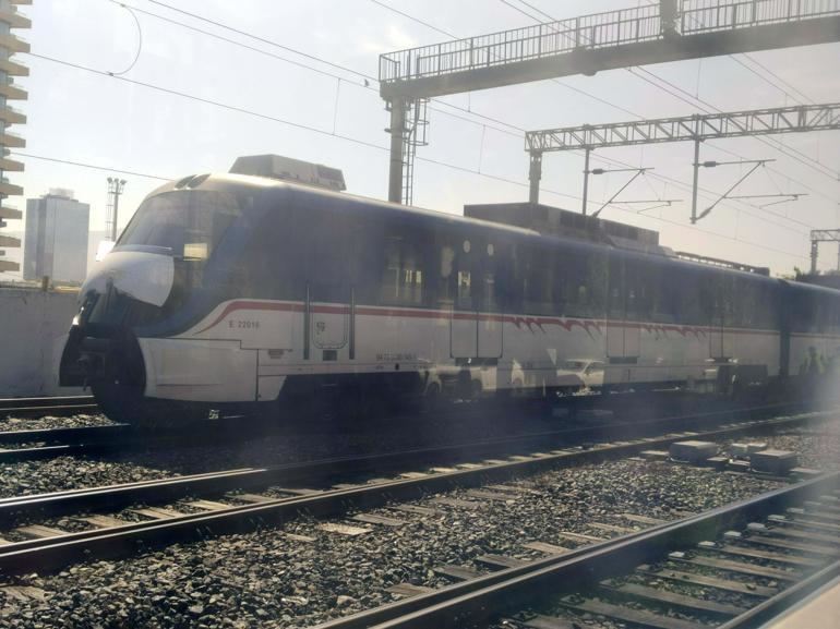 İzmir'de yolcu treni vagonunun tekeri raydan çıktı; yolcular tahliye edildi
