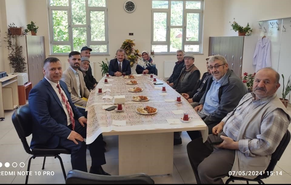 Kütahyalı emekli kütüphaneci Aktürk’ten Afyon’daki ilkokul kütüphanesine kitap bağışı