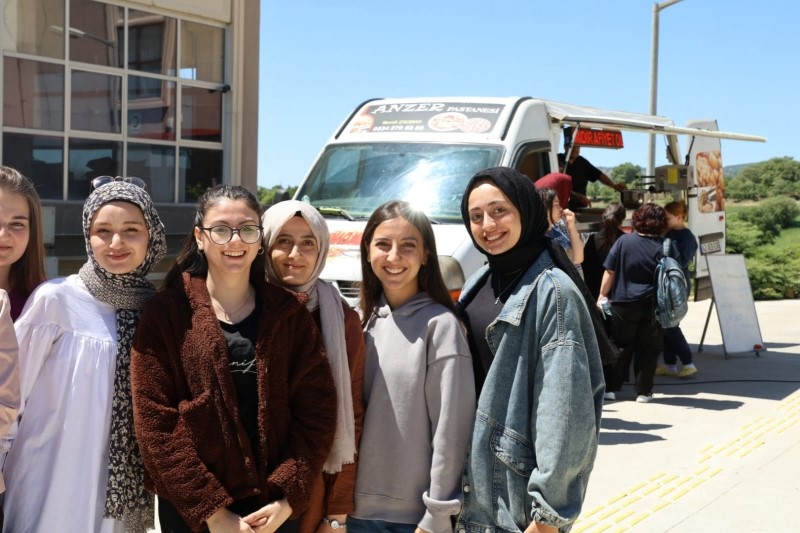 Başkan Akel kız öğrencilerle bir araya geldi