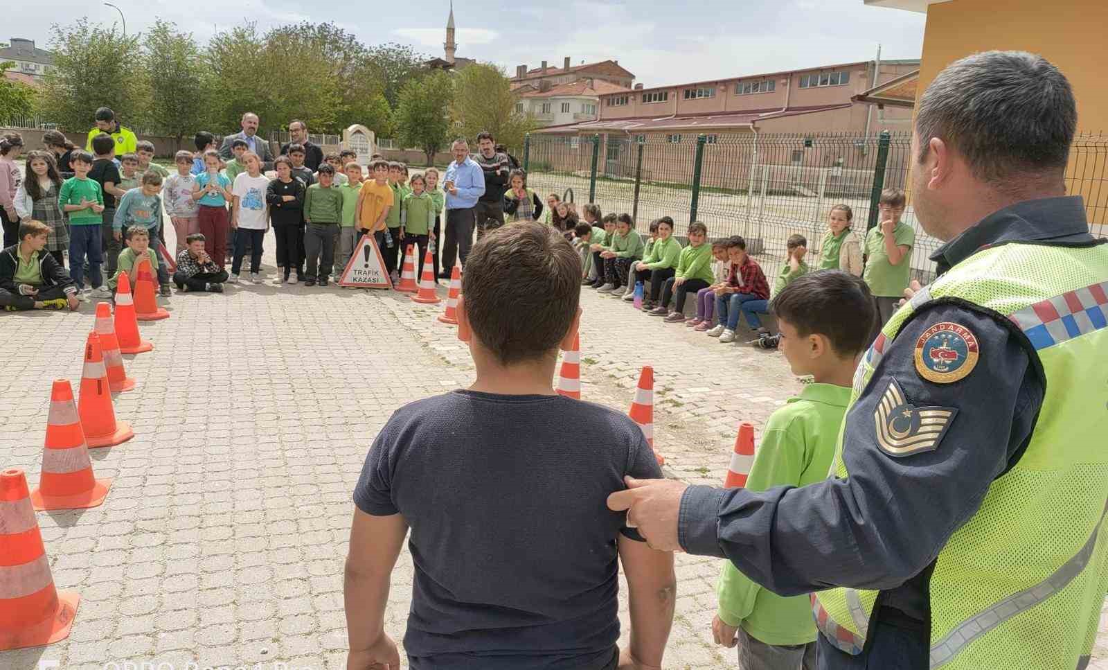 Çavdarhisar’da jandarmadan öğrencilere trafik eğitimi