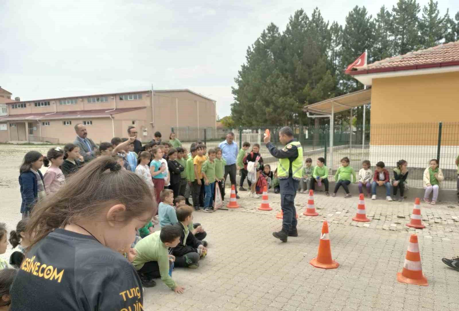 Çavdarhisar’da jandarmadan öğrencilere trafik eğitimi