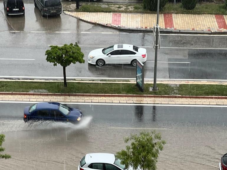 Elazığ’da sağanak; cadde ve sokaklar suyla doldu