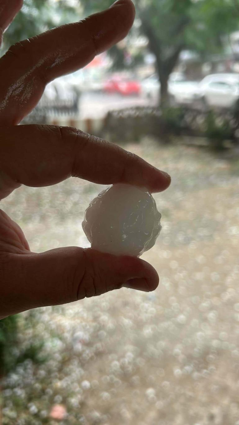 Manisa'da dolu yağışı; tarım arazileri zarar gördü