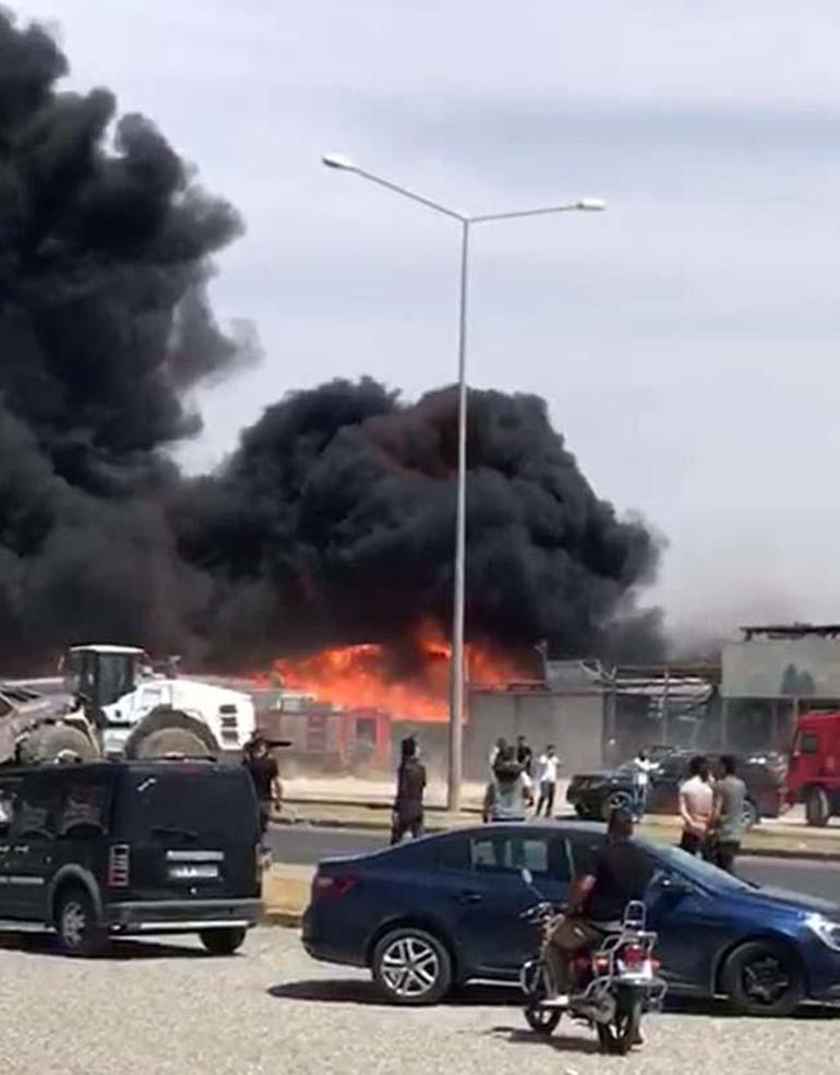 Gaziantep'te iş yerinde yangın; yakındaki 5 araç da kullanılamaz hale geldi