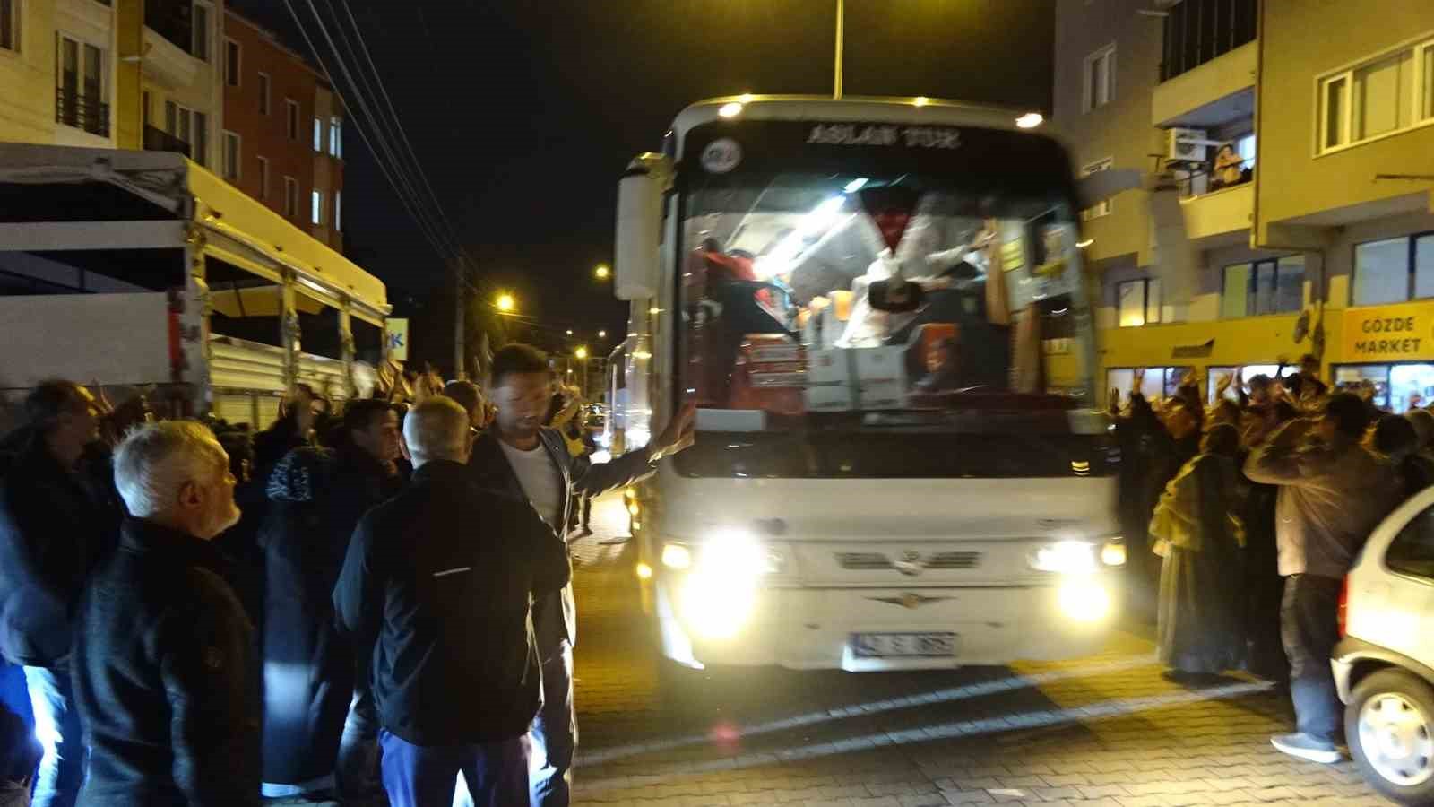 Tavşanlı’dan ikinci hacı kafilesi dualarla uğurlandı