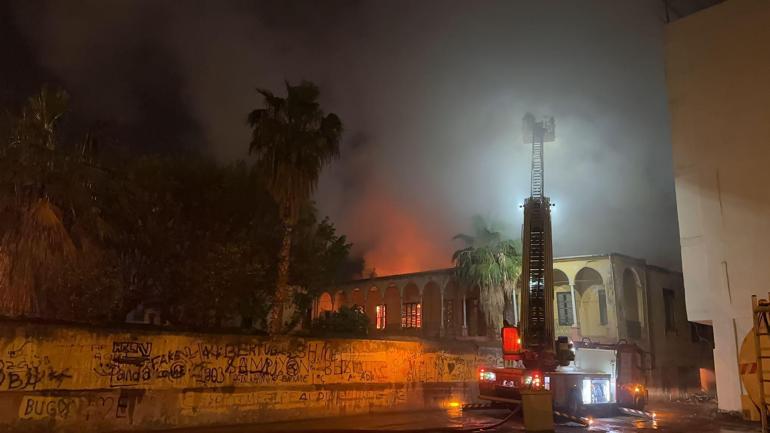 İskenderun'da tarihi bina yangında küle döndü