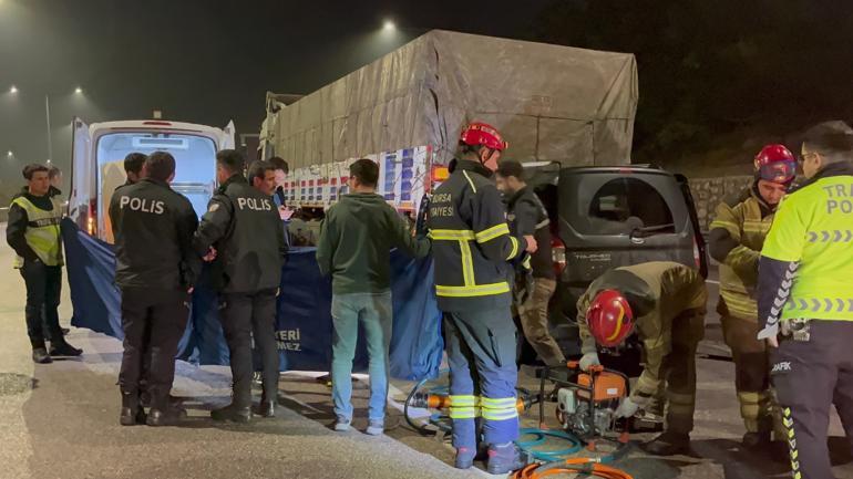 Bursa'da arıza yapınca yolda duran TIR'a hafif ticari araç çarptı: 1 ölü