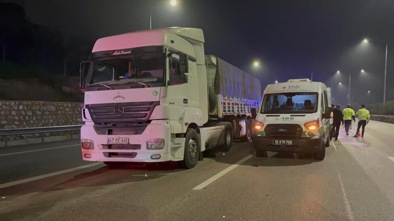 Bursa'da arıza yapınca yolda duran TIR'a hafif ticari araç çarptı: 1 ölü