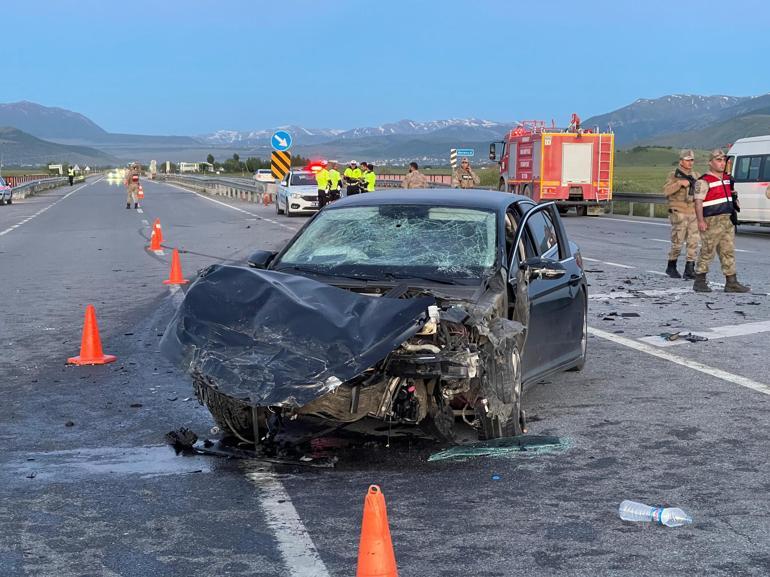 Muş'ta 2 otomobil çarpıştı: 3 ölü, 5 yaralı